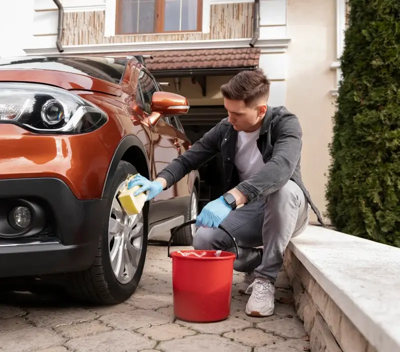 Lavage auto à domicile Lagor : professionnel intervenant sur un véhicule